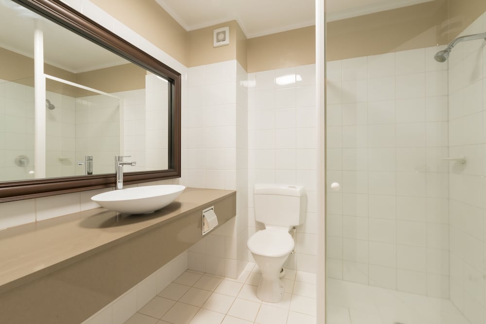Distinction Hamilton Hotel Conference Centre 46/50