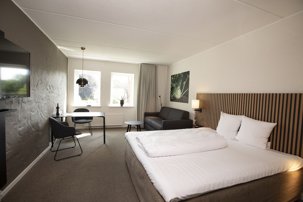 Superior, King Bed, Sofa