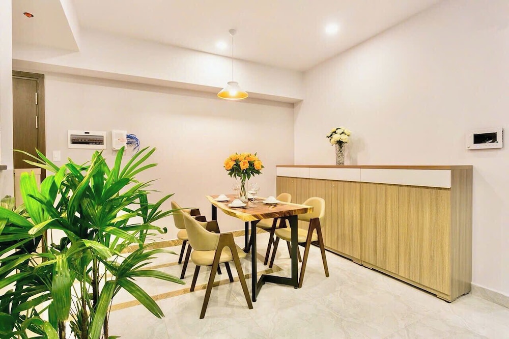 Spacious Saigon 12/50