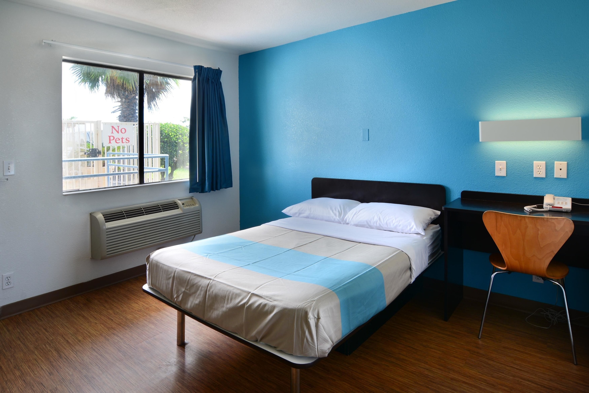 Standard, Queen Bed