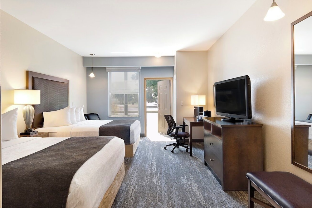 Walkout, Classic, 2 Queen Beds