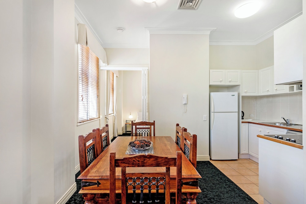 Ultiqa Rothbury Hotel 59/71