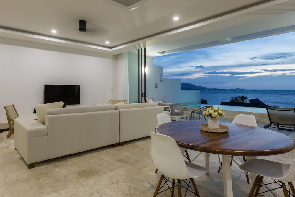 SKYE BEACH HOTEL 38/50