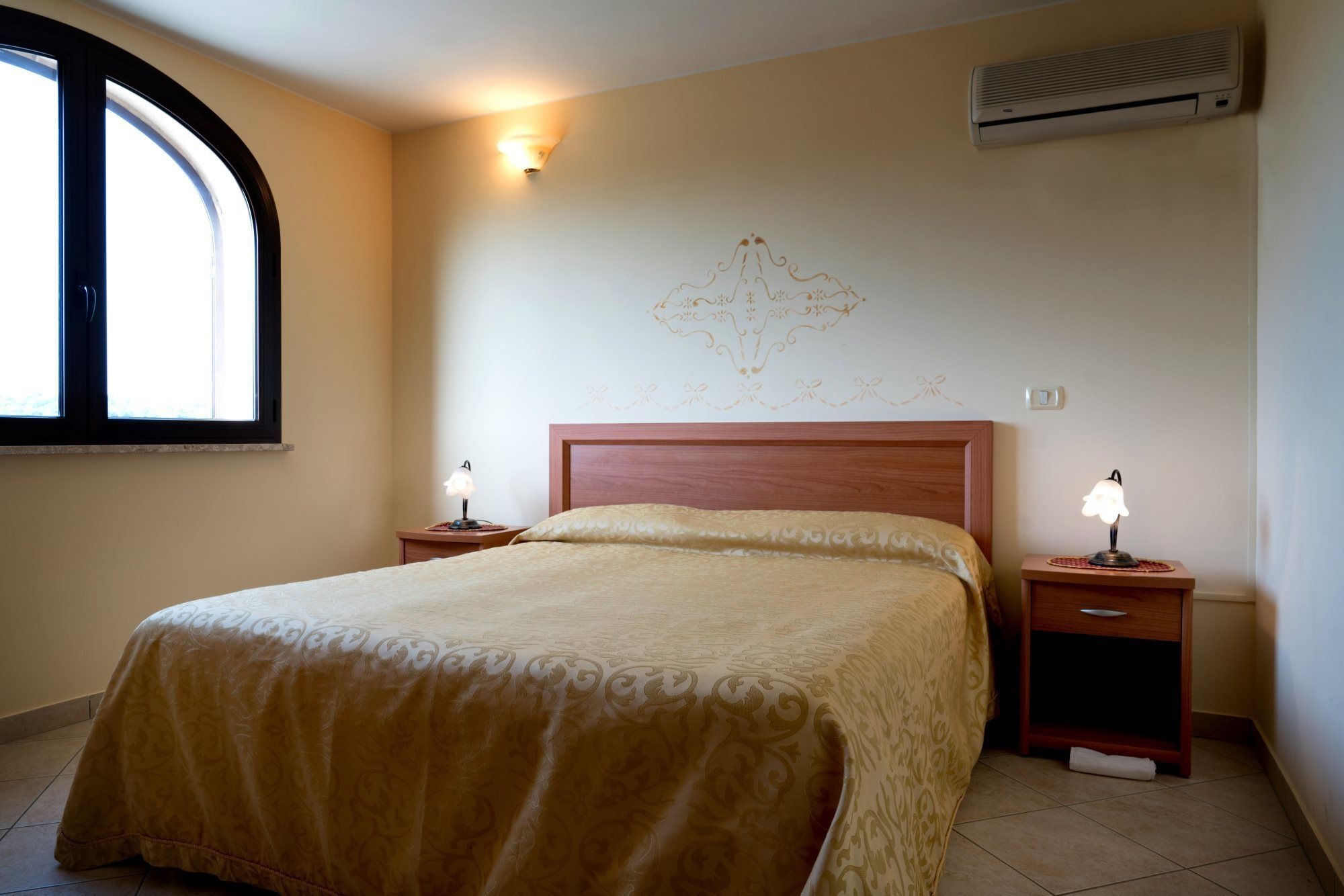 ROOM, DOUBLE BED