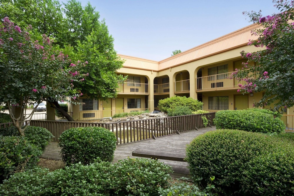 Days Inn by Wyndham Southaven MS 19/23