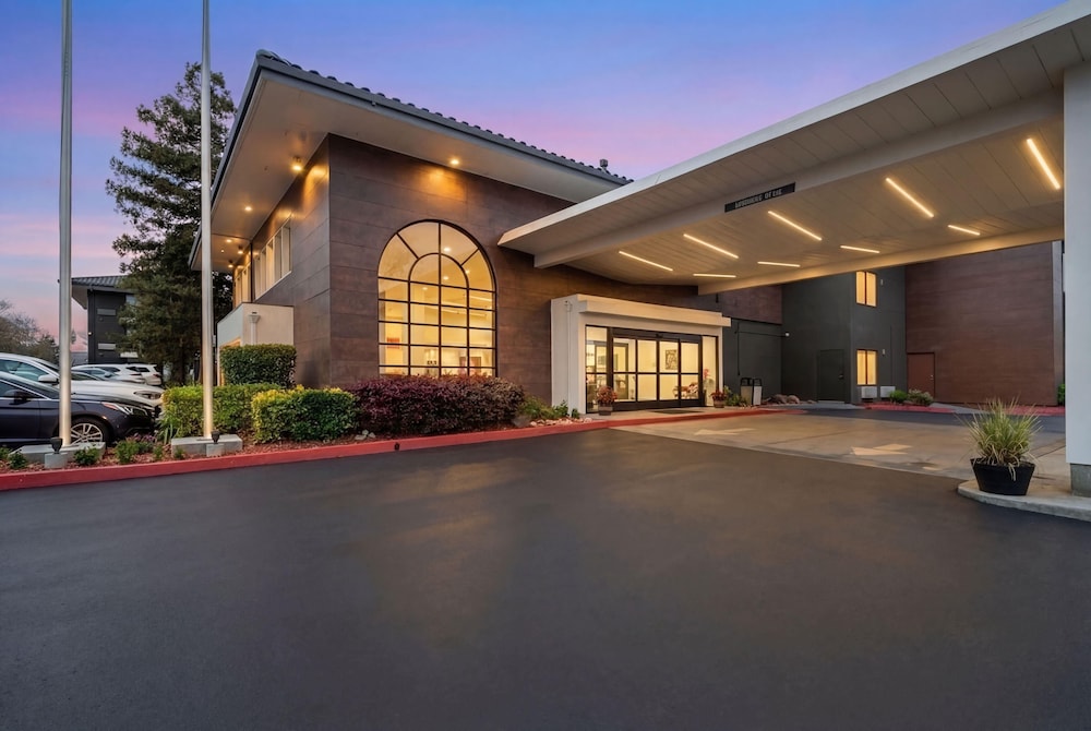 Howard Johnson by Wyndham Fullerton/Anaheim Conference Cntr 25/29