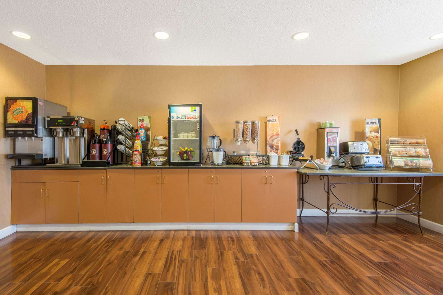 Microtel Inn & Suites by Wyndham Raton 14/21