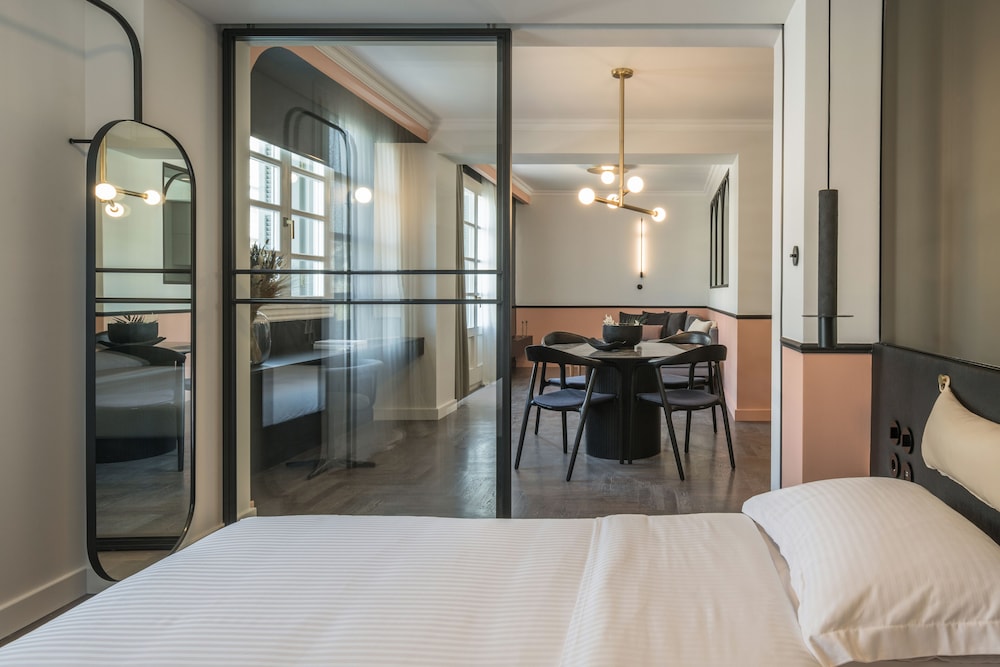 72 AD Suites 27/57
