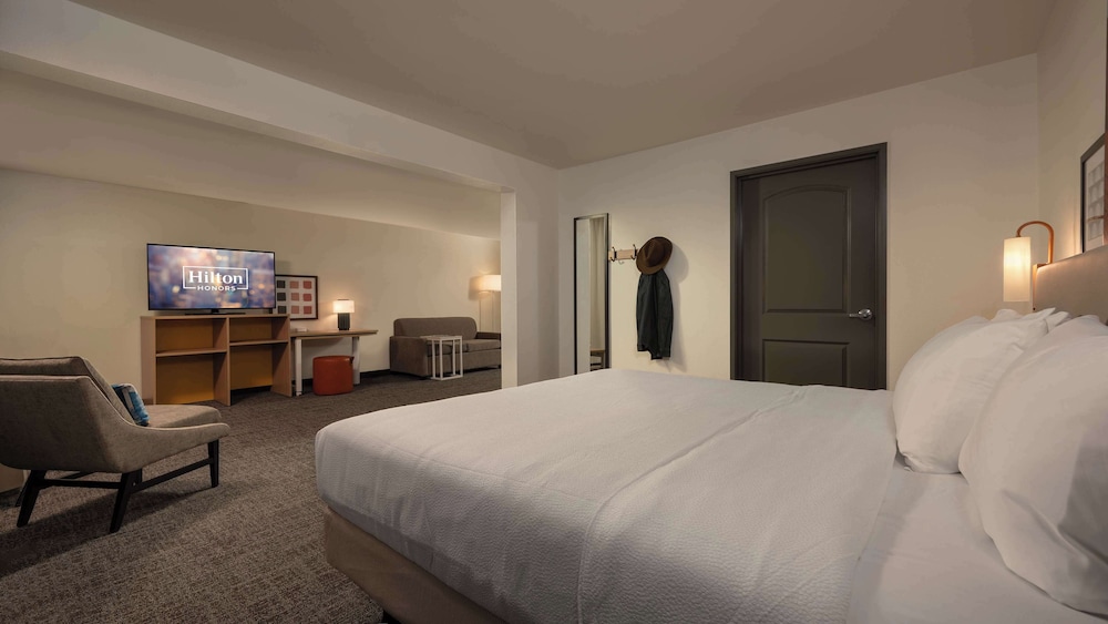 SUITE, KING BED