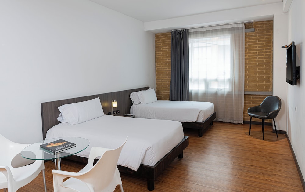 STANDARD, 2 DOUBLE BEDS