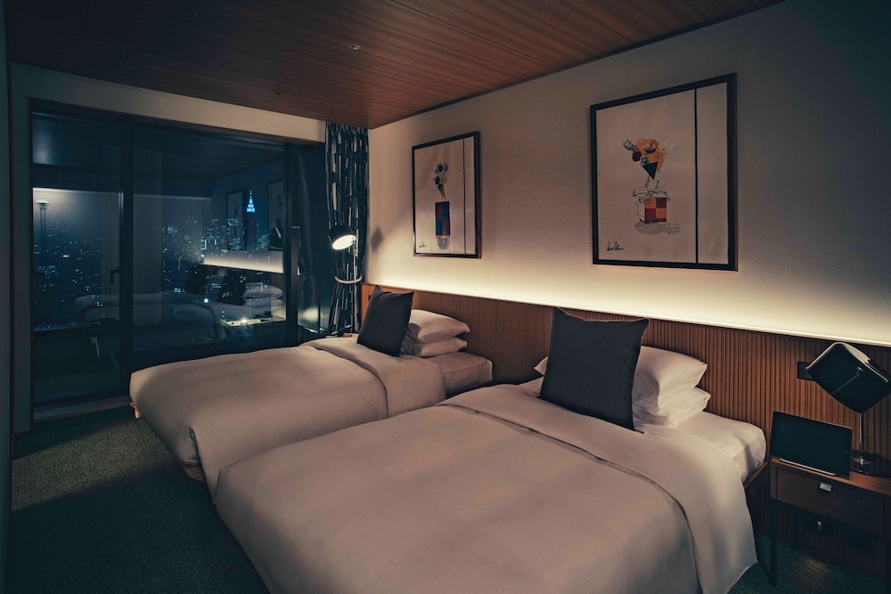 DELUXE, TWIN BEDS, CITY VIEW