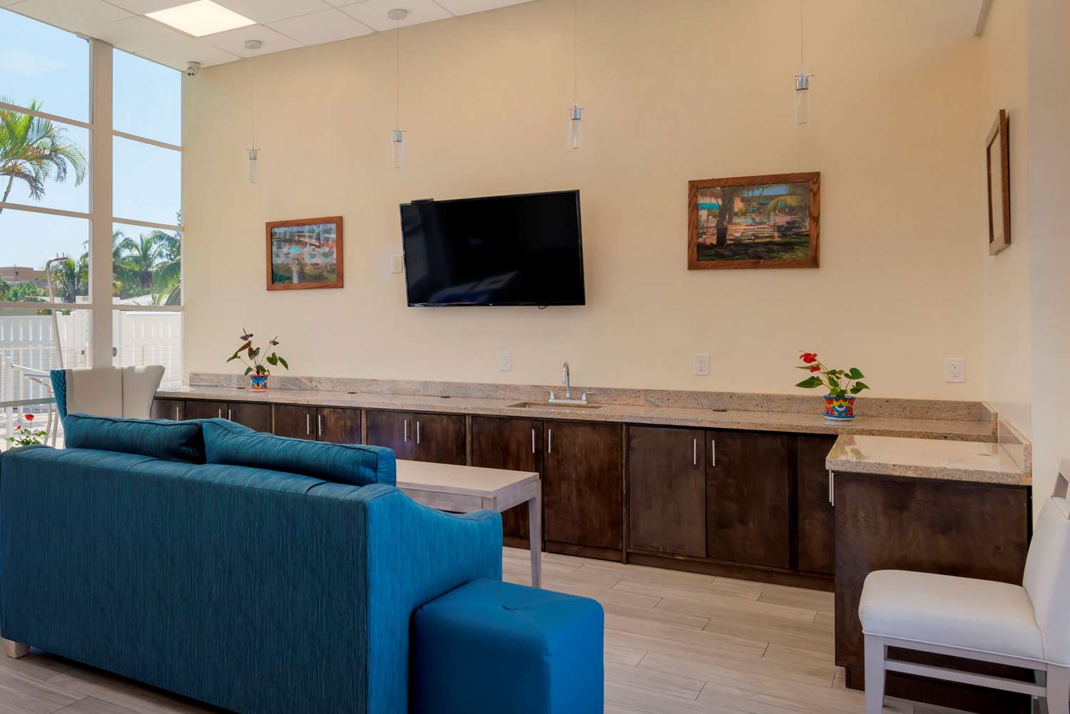 Downtown Hollywood Gardens Inn & Suites 13/20
