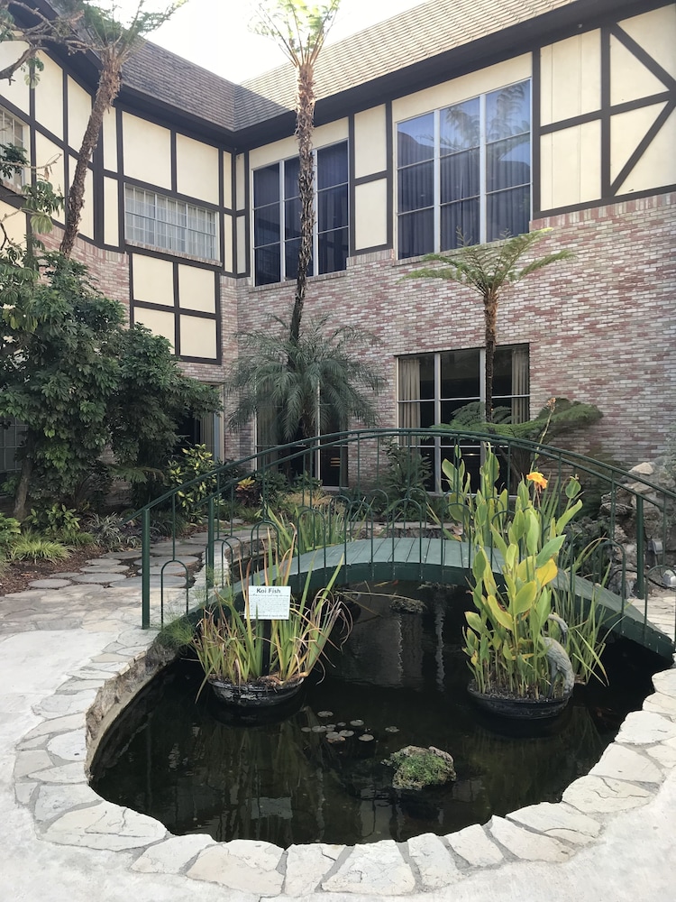 Anaheim Majestic Garden Hotel 70/73
