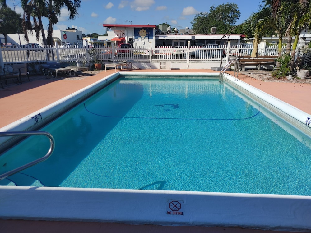 Hollywood Gardens Inn and Suites 11/16
