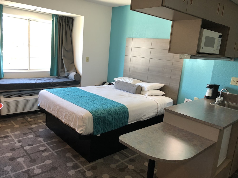 Red Lion Inn & Suites Elk Grove Village, IL 17/42
