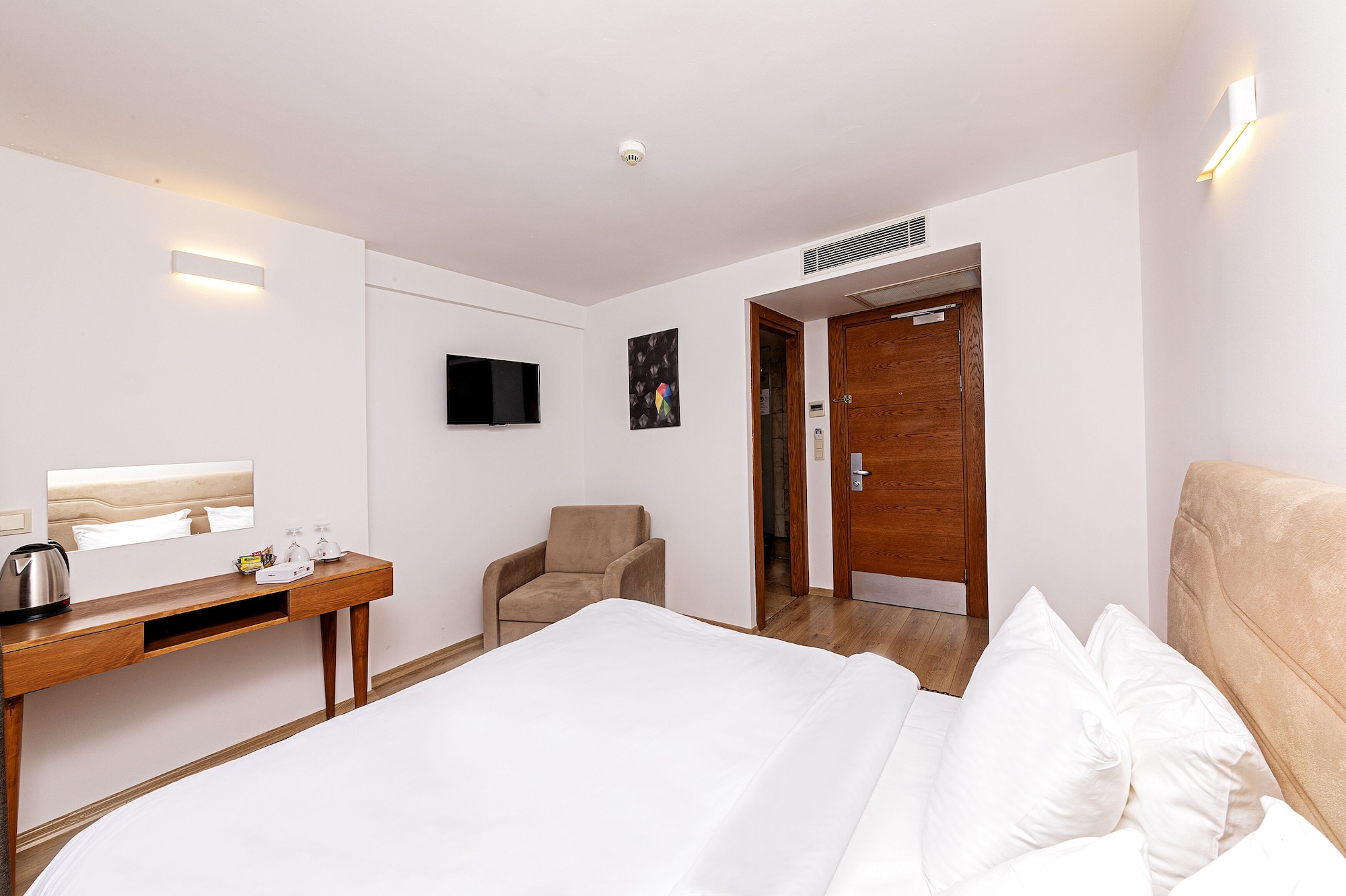 ROOM, DOUBLE OR TWIN BED