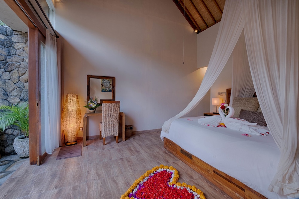 4 BEDROOMS, VILLA, POOL VIEW