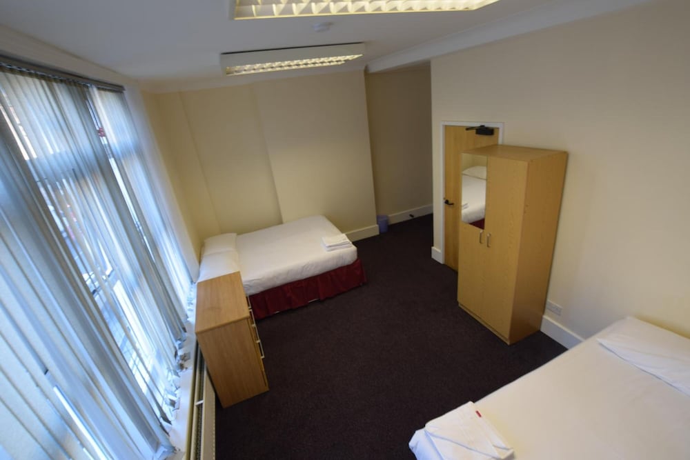 ROOM, DOUBLE BED