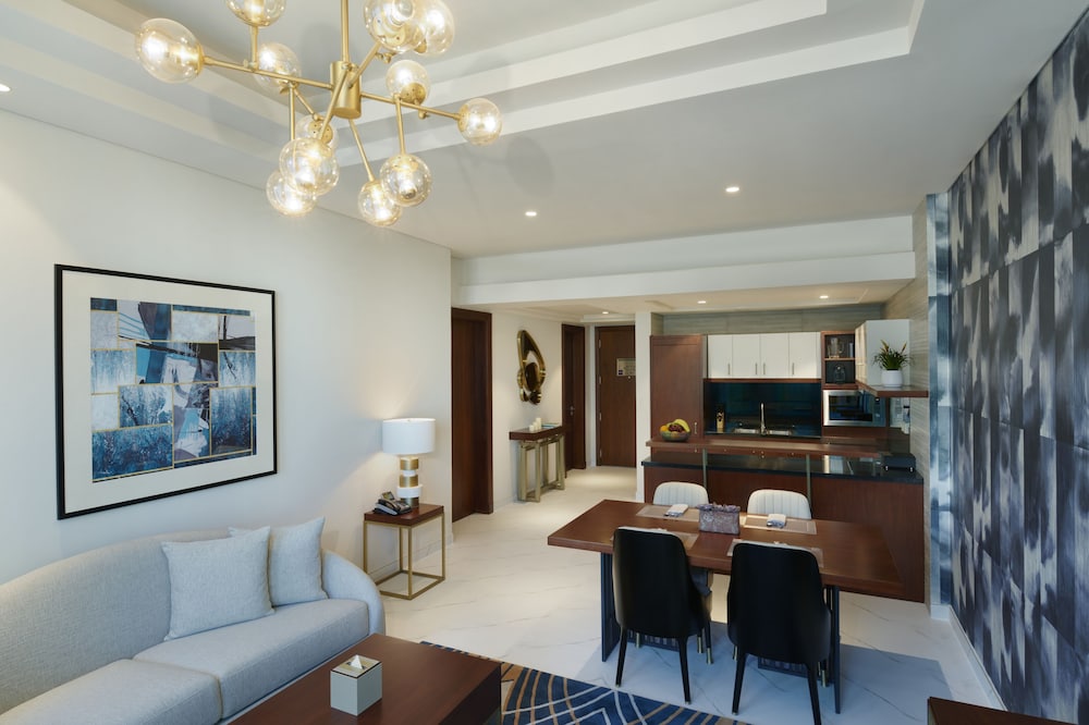 Wyndham Grand Doha West Bay Beach 37/57