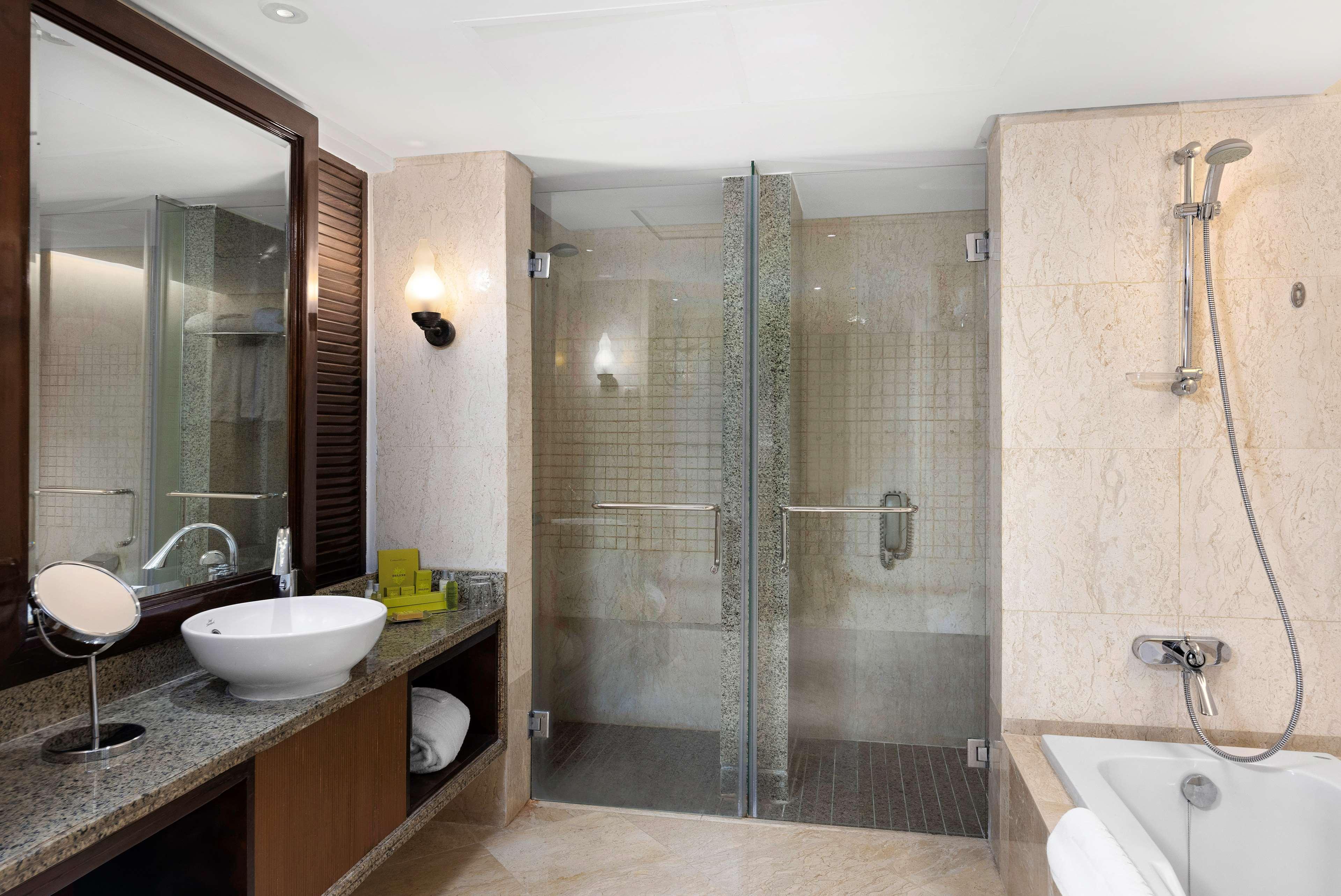 JUNIOR SUITE, KING BED, LIVING AREA