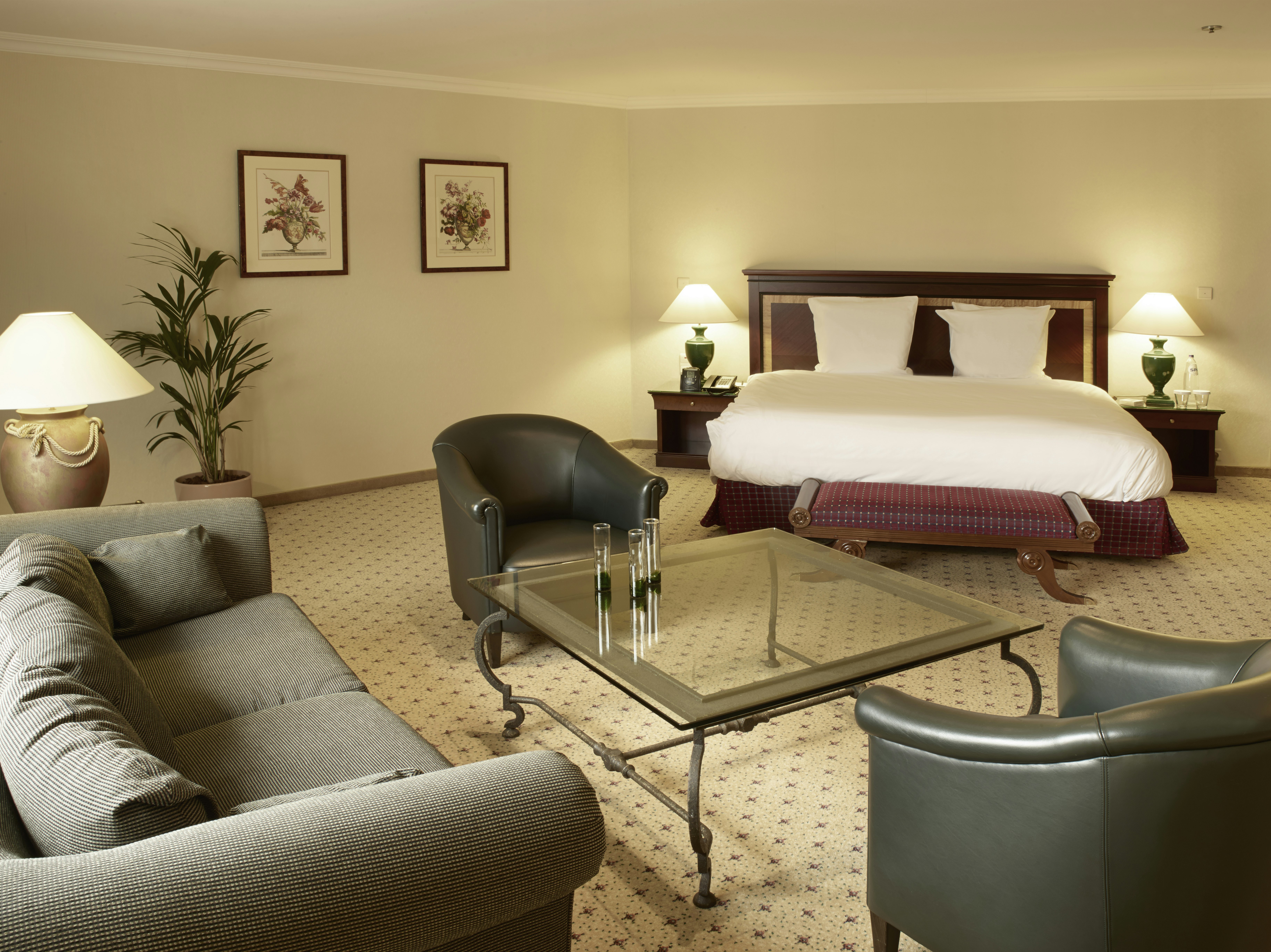 AMBASSADOR, SUITE, KING BED
