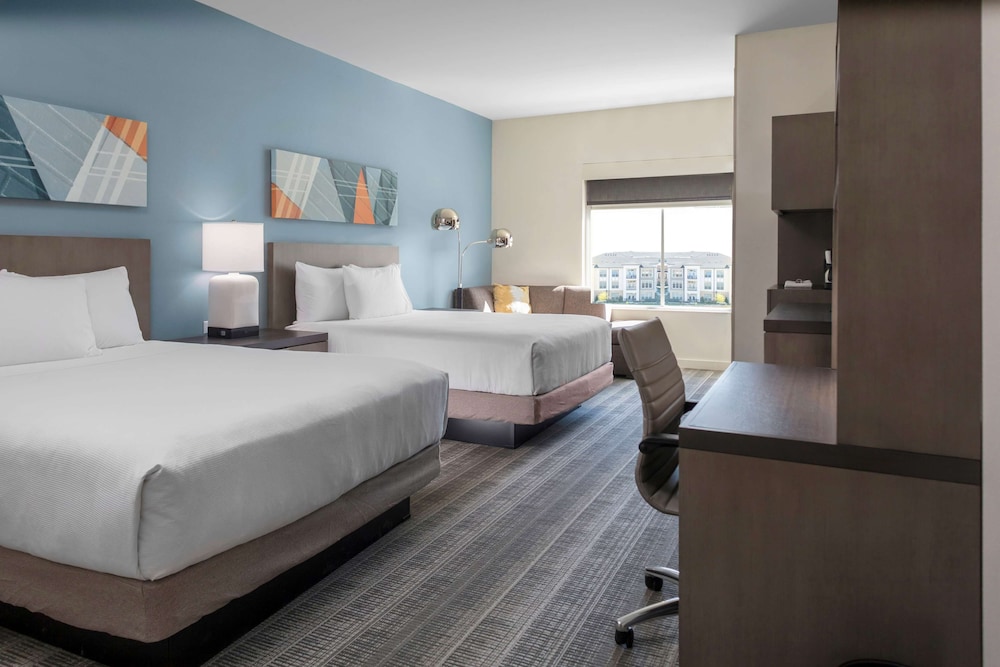 غرفة بسريرين كوين بحوض استحمام