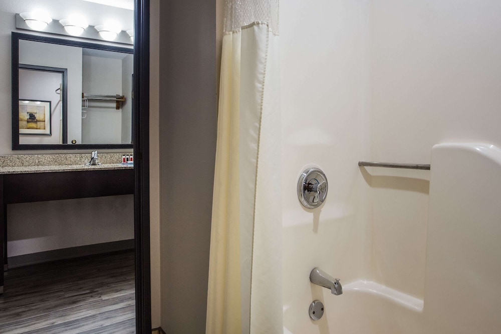 غرفة بسريرين مزدوجين بإطلالة على المسبح، Baymont By Wyndham Madison West/Middleton Wi West 2/2