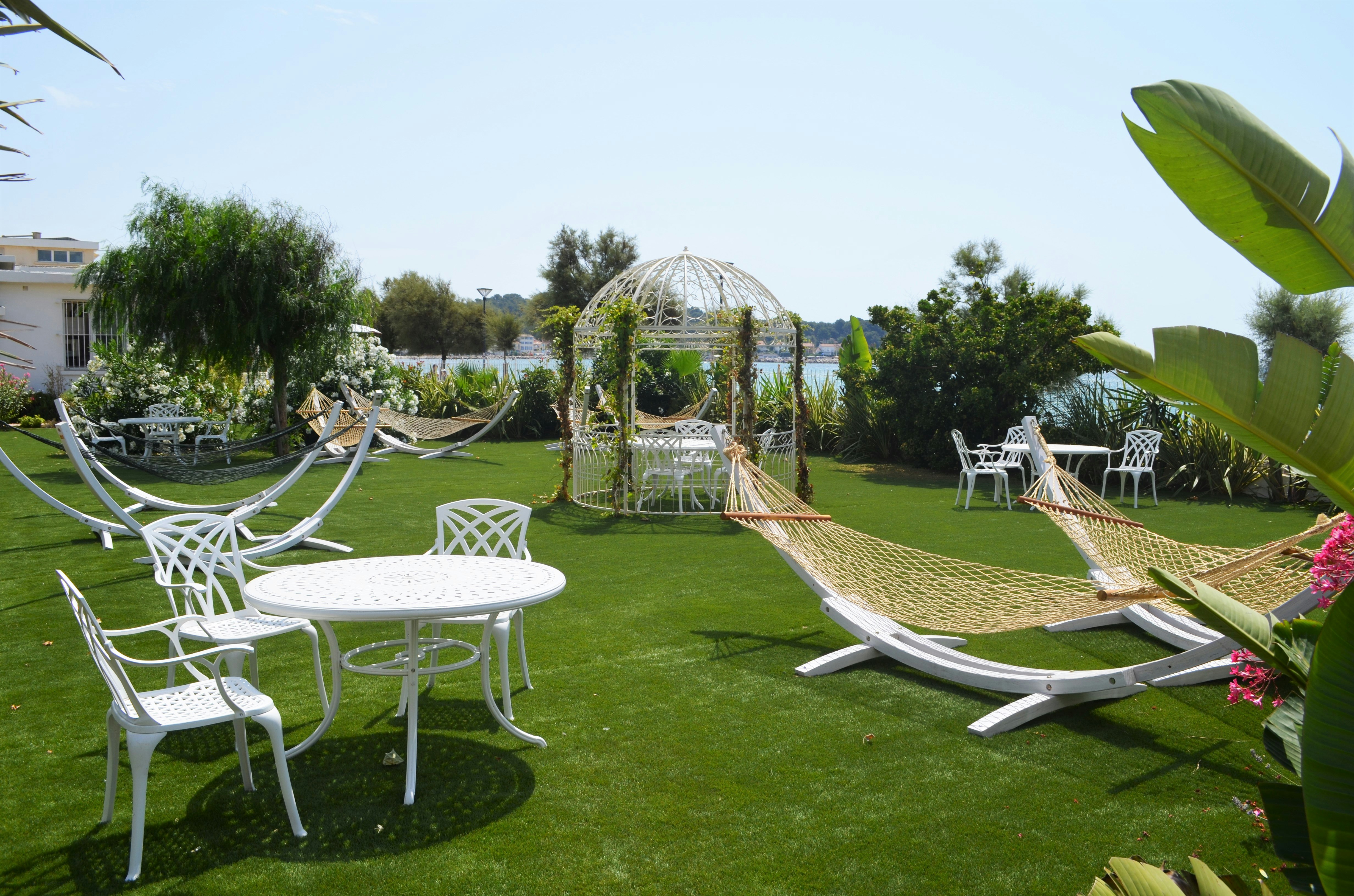 GRAND HOTEL DES SABLETTES PLAGE, CURIO COLLECTION BY HILTON 43/45