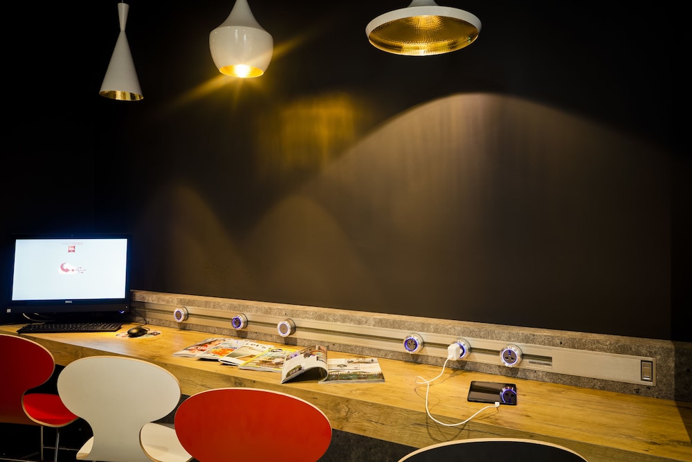 Ibis Lyon Carre De Soie 53/62