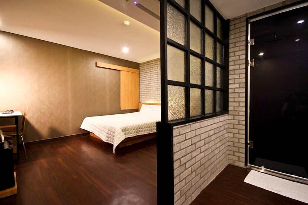 Comma Hotel Seomyeon 11/24