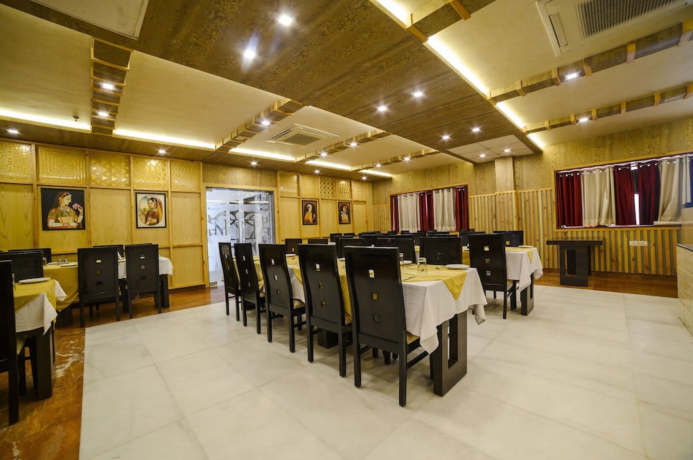 Hotel Karan Vilas 11/64