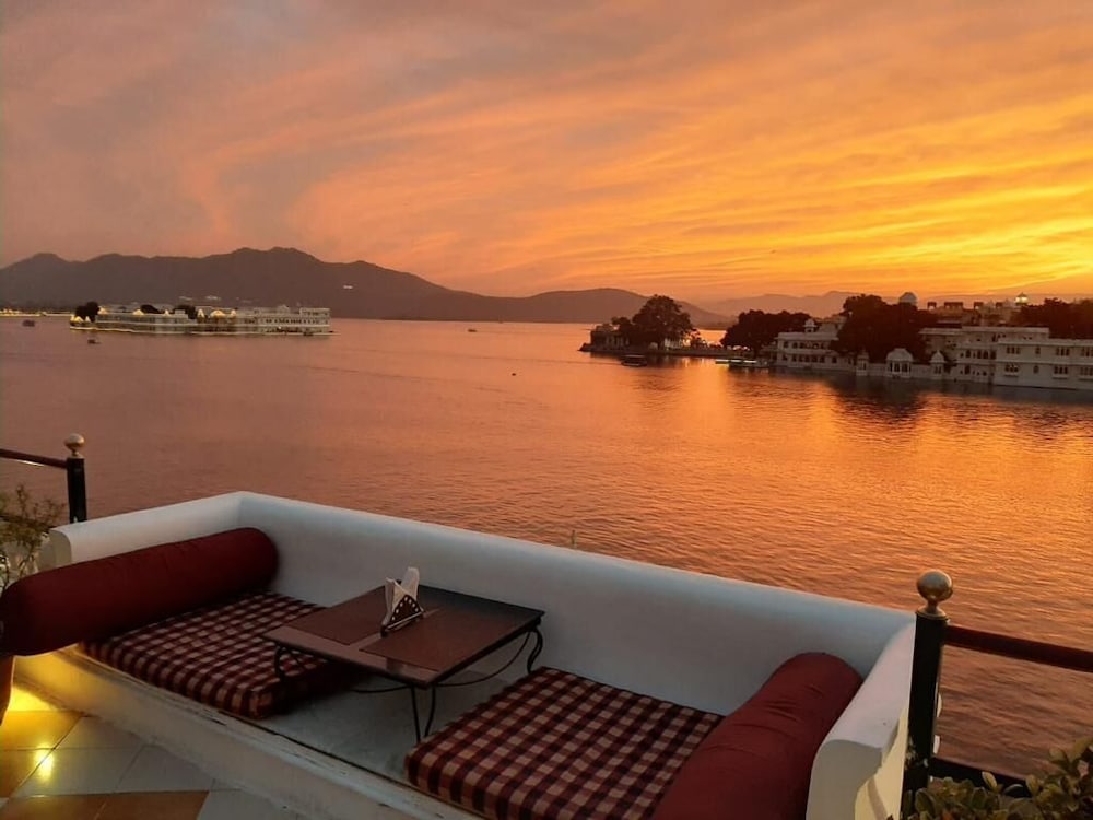 Hotal Devraj Niwas on Lake Pichola Udaipur 43/50