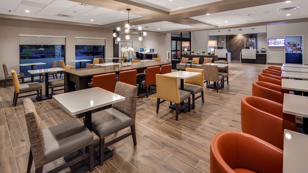 Best Western Plus Elizabethtown Inn & Suites 28/32