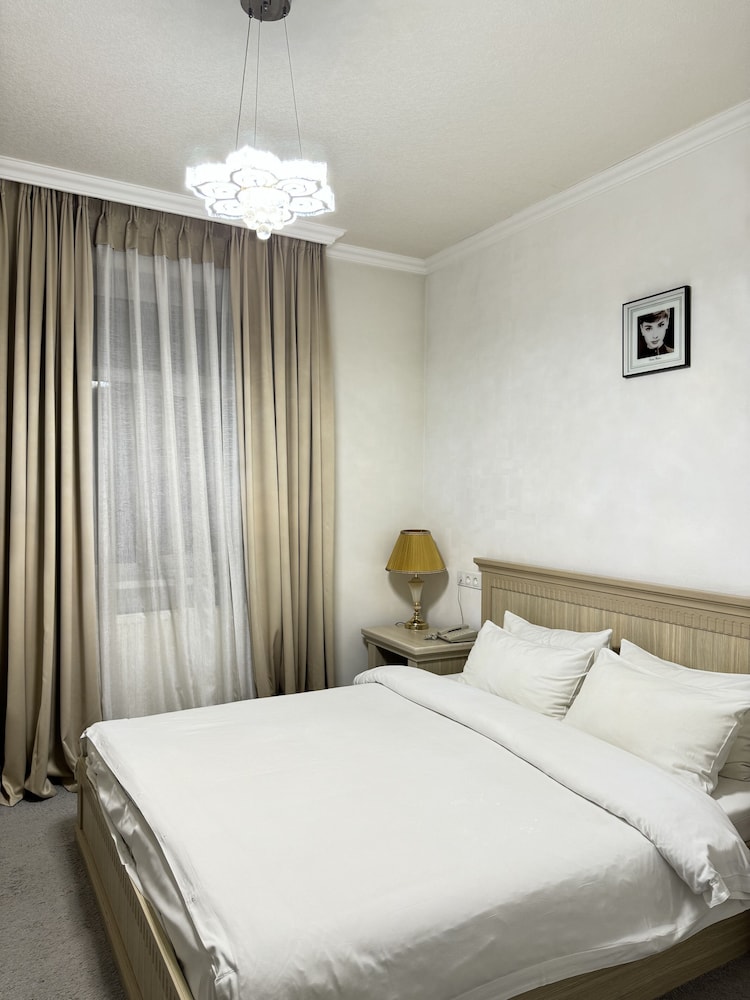 Alexander Hotel 9/38