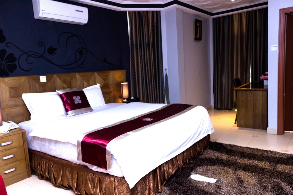 Airport West Hotel 18/75