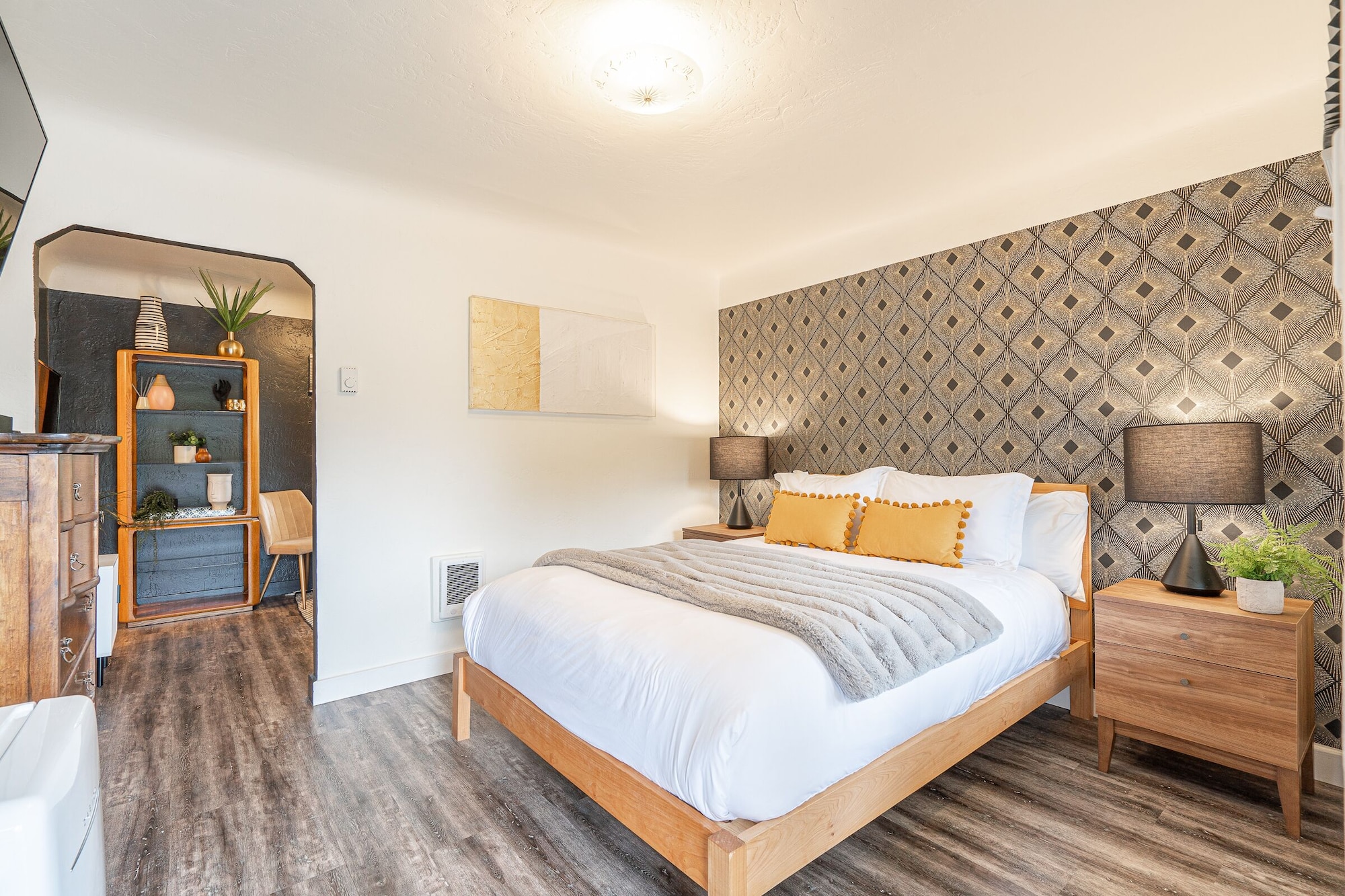 Deco, 1 Queen and 1 Single Bed