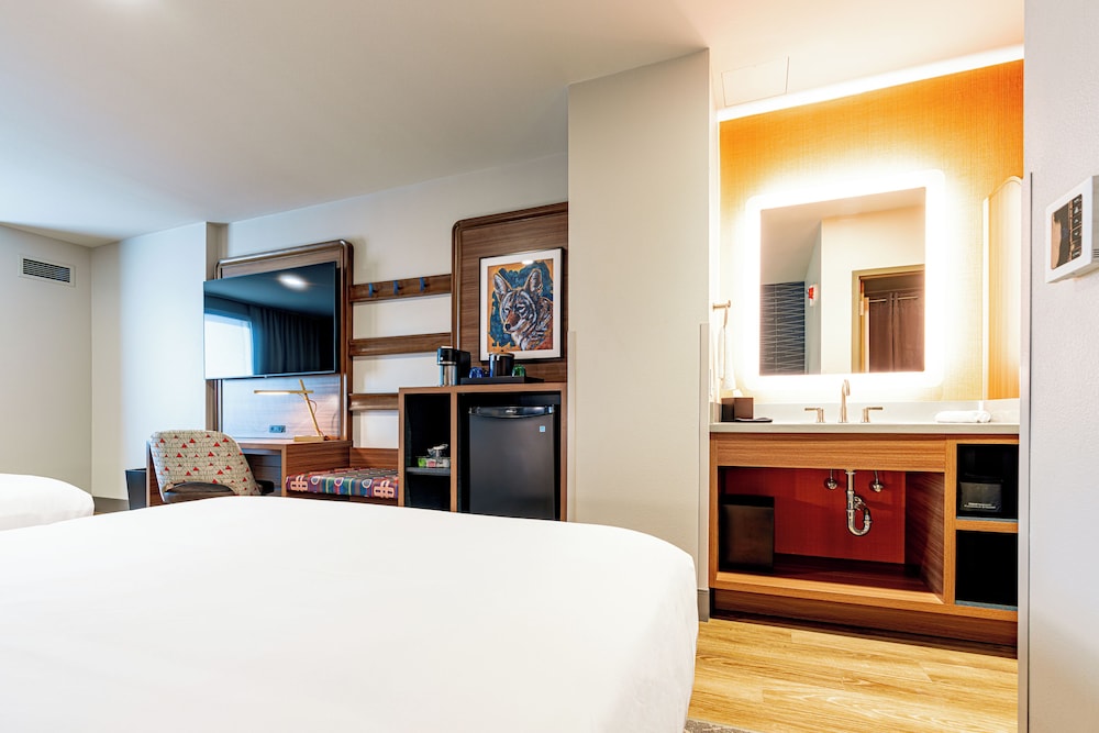 RIVER, JUNIOR SUITE, QUEEN BED