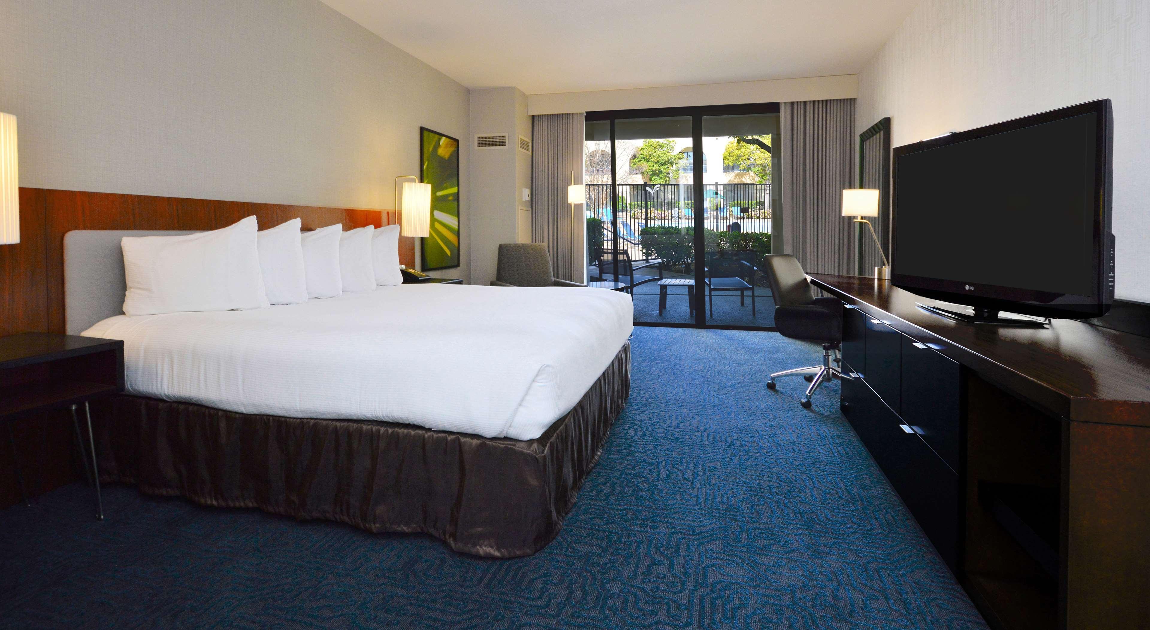 Room, King Bed, Pool View, Balcony or Patio