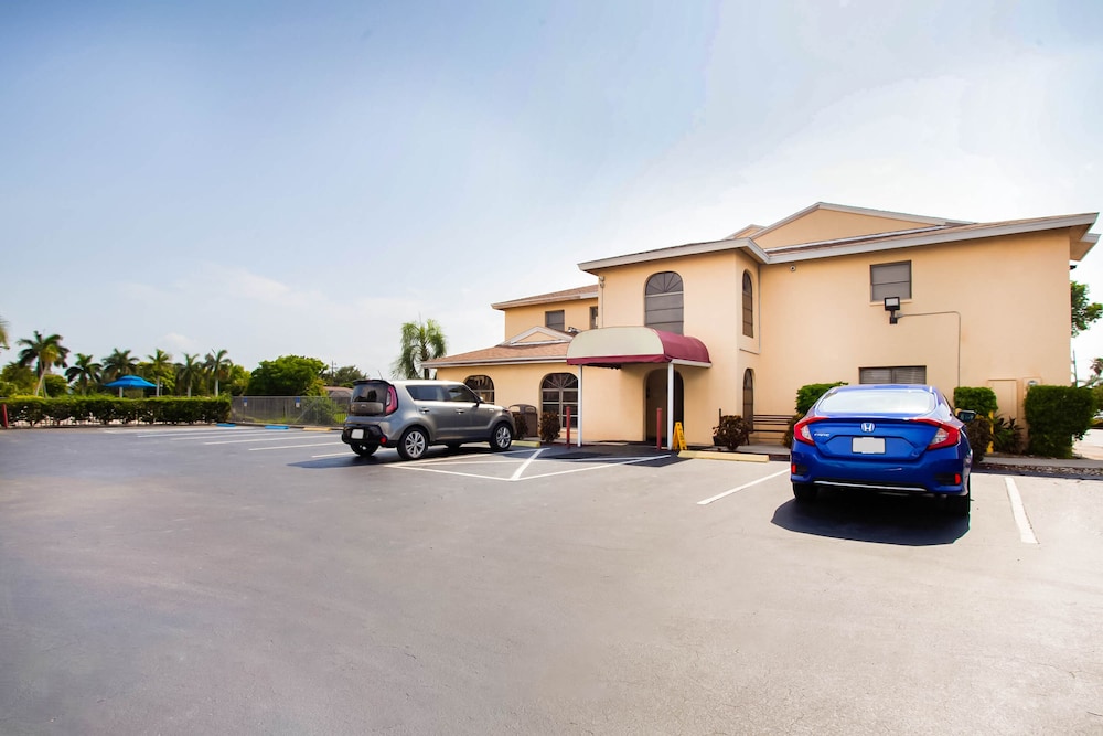 OYO Waterfront Hotel Cape Coral/Fort Myers, FL 42/51