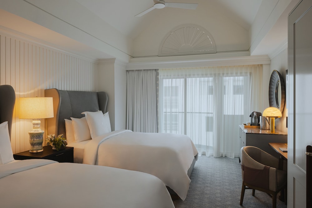 2 Bedrooms, Suite, 1 King and 2 Queen Beds, City View, Accessible
