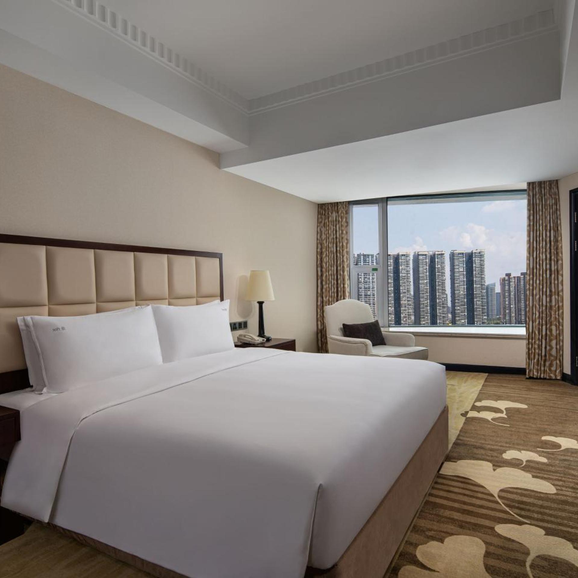1 Bedroom, Suite, King Bed, Dining Area, Lounge Access