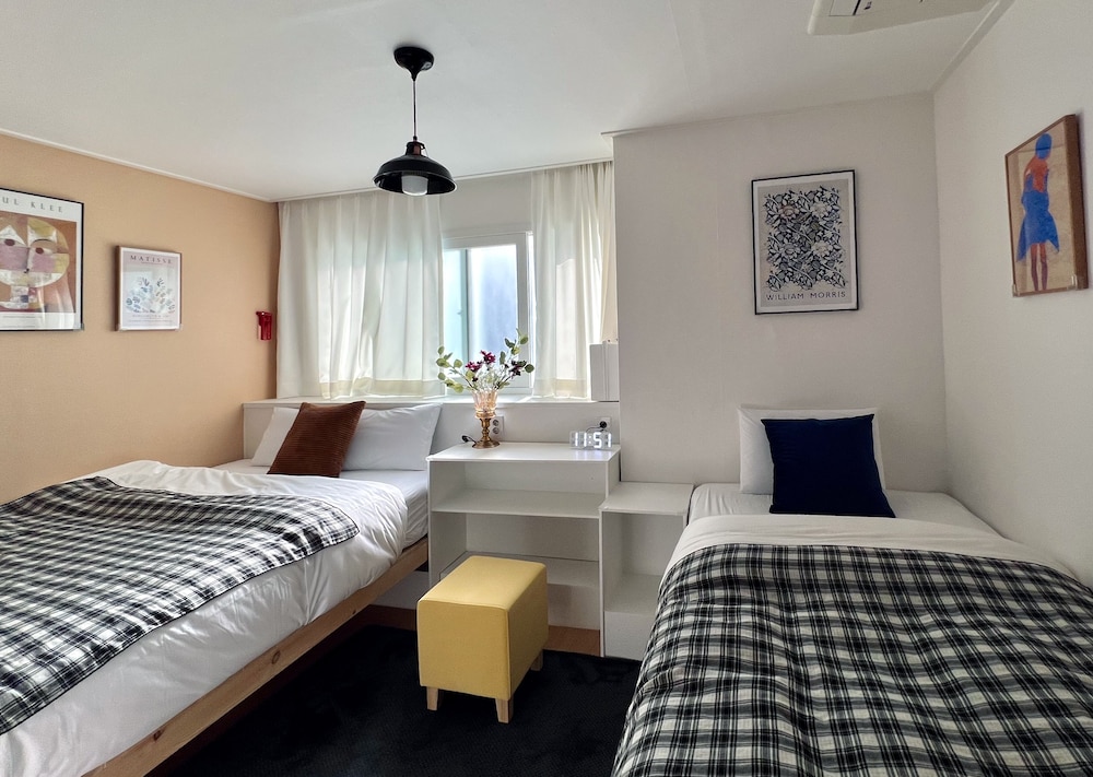 FAMILY, TWIN BEDS