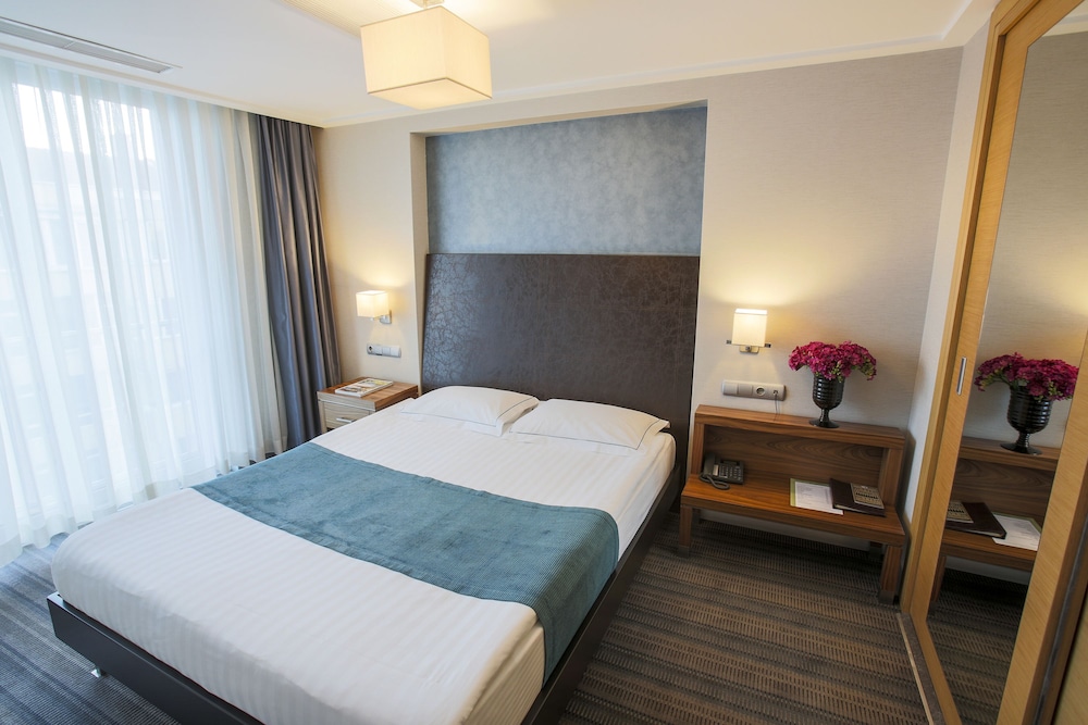 Housez Suites 14/65