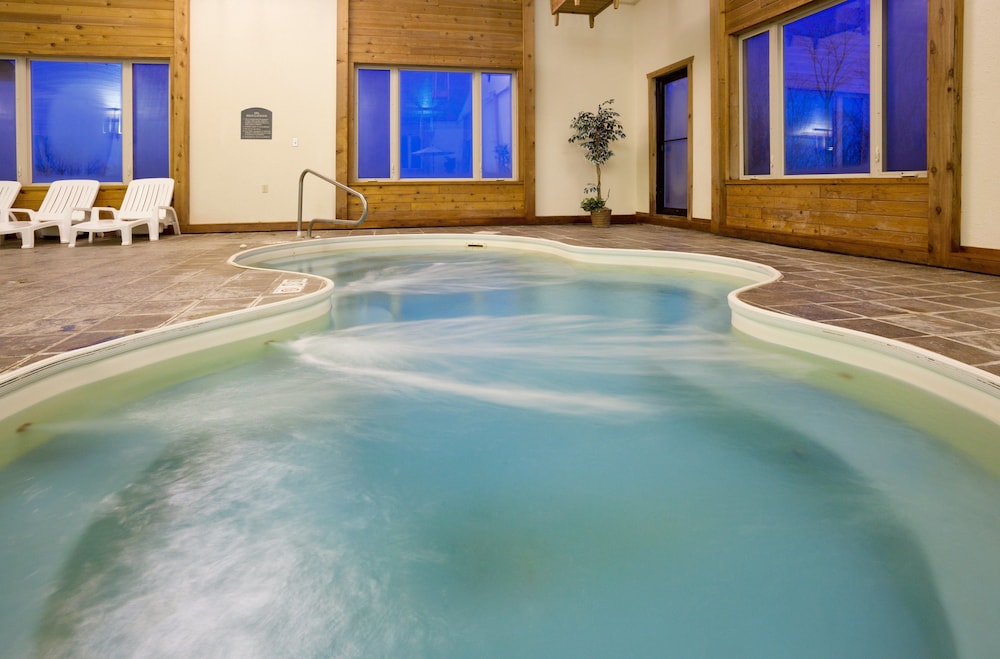 Holiday Inn Express Munising-Lakeview 7/68