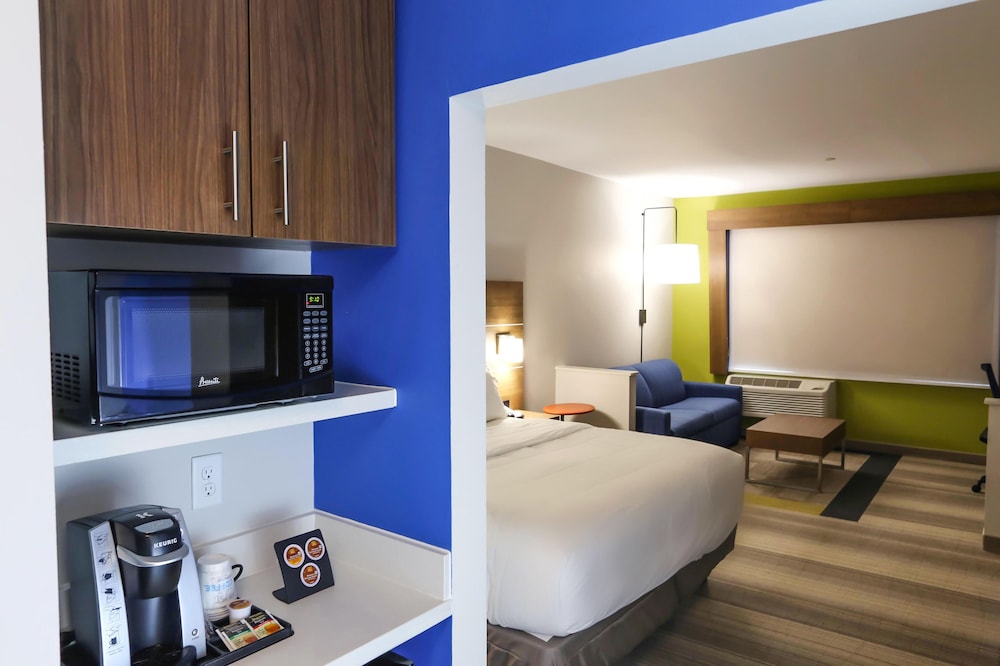 Holiday Inn Express Suites Houston Iah Beltway 8 31/65