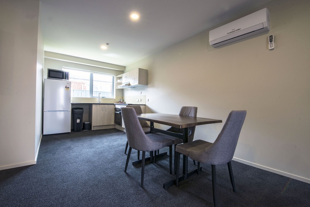 Ellerslie Palms Motel 53/68