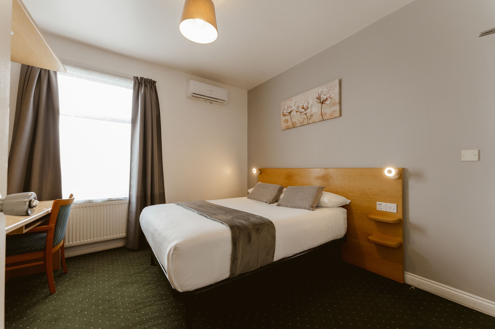 ROOM, DOUBLE BED