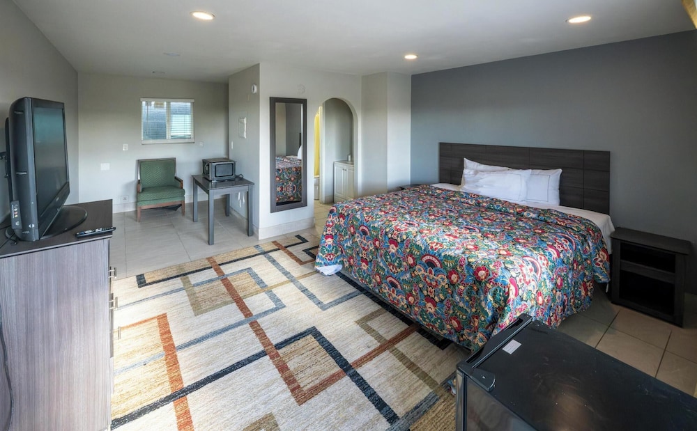 DELUXE, QUEEN BED