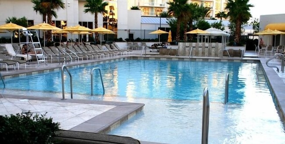 Jet Luxury Resorts @ The Signature Condo Hotel 4/69
