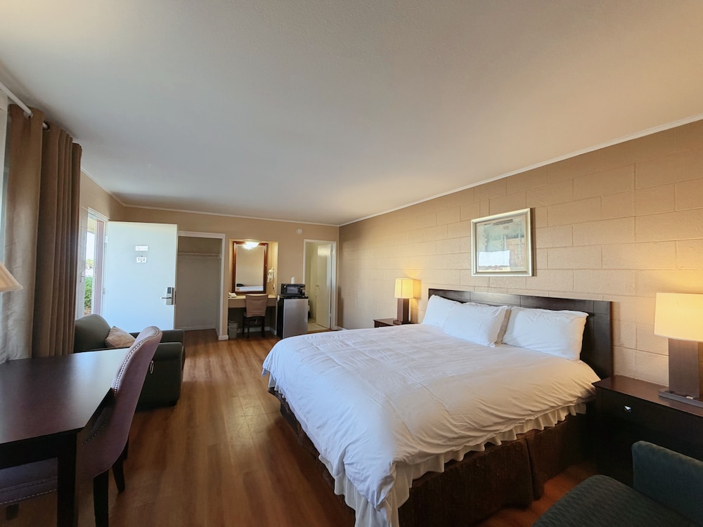 Royal Inn and Suites 25/42